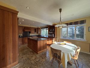Kitchen/Breakfast Room- click for photo gallery